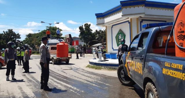 Cegah Penyebaran Virus Cofid 19 Jajaran Polres Bersama Pemda Konawe dan TNI Laksanakan Penyemprotan Desinfektan 640x340