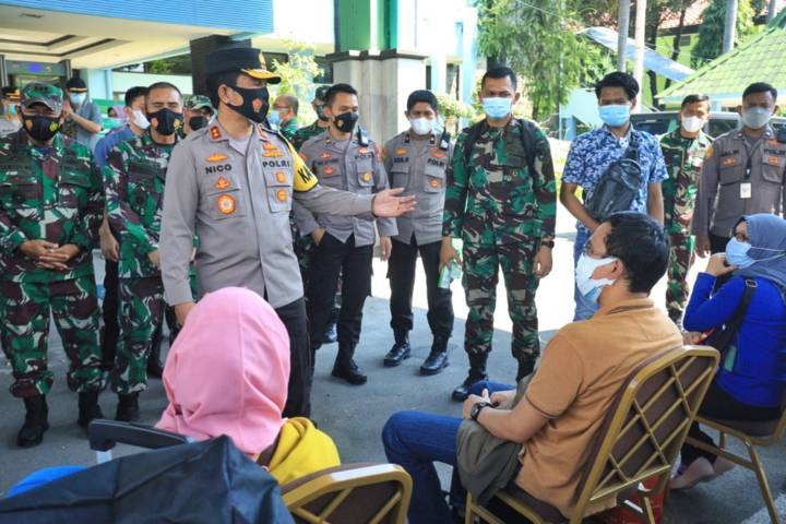 Kunker di kabupaten tuban kapolda jatim pastikan distribusi obat dan oksigen lancar gpy