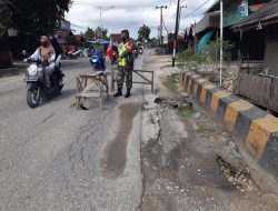 Peduli Keselamatan Umum, Babinsa Babulu Beri Tanda Di Atas Jembatan Berlubang