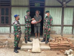 Satgas Pamtas Yonarmed 6/3 Kostrad Bagikan Sembako di Perbatasan RI-RDTL.