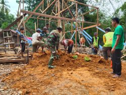 Warga Desa Kasarangan dan Anggota Kodim 1002/HST Gotong Royong Uruk Pondasi Musholla Noor Iman