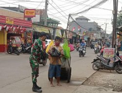 Prajurit Kompi Taipur Yon Satria Sandi Yudha Kostrad Berbagi