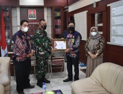KETUA BAWASLU HSS BERIKAN PIAGAM PENGHARGAAN KEPADA KODIM 1003/HSS