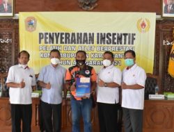 KONI KARANGANYAR BERI INSENTIF 48 ATLET DAN 12 PELATIH OLAHRAGA BERPRESTASI