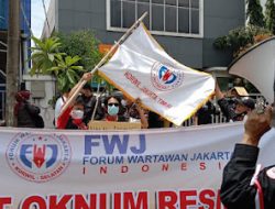 Puluhan Wartawan Menggelar Unjuk Rasa Di Depan Polres Depok