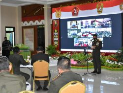 Danrem 091/ASN Potong Tumpeng dan Serahkan ke Prajurit TNI Termuda dan Paling Tua Mengabdi.