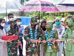 Danrem 091/ASN Sambangi Serbuan Vaksinasi HUT TNI Ke-76 di Senyiur Kutai Timur