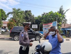 Ajak Masyarakat Disiplin Prokes, Polsek Kramatwatu Polres Serang Kota Bagikan Masker Gratis