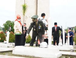 Peringati Hari Pahlawan, Korem 091/ASN Ziarah Ke TMP