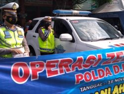 PETUGAS OPERASI ZEBRA PROGO 2021 BAGI MASKER KEPADA PEDAGANG DAN TUKANG PARKIR.