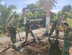 Satgas Pamrahwan Maluku Yonarhanud 11/WBY Bersama Warga Gotong Royong Pembuatan Gapura
