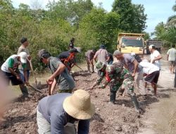 Pasca Banjir, Babinsa Tumbang Tahai Gotong Royong Perbaik Jalan