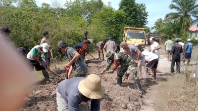 Pasca Banjir, Babinsa Tumbang Tahai Gotong Royong Perbaik Jalan