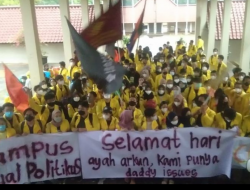 Mahasiswa Kembali Unjuk Rasa : Rektor UI Cuma Baca Pesan, Tak Direspon