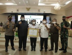 Di Dampingi Bupati Dan Kapolres, Camat Kepenuhan Terima Penghargaan Terbaik II   Se Riau