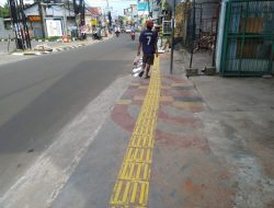 Pembangunan pedestrian di sepanjang Jalan Ceger raya Tangerang Selatan Banten.