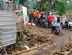 Jembatan AMD belum rampung, kendaraan roda dua dan pejalan kaki musti melewati bebatuan yang licin dan jembatan kayu untuk sementara waktu.