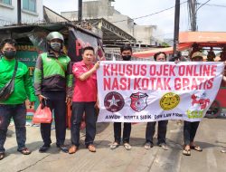 Jumat Berkah AWDI Gandeng Kepiting Montok Bagikan Nasi Kotak Kepada ” Ojek Online