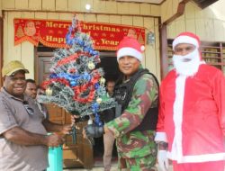 Satgas Yonif Para Raider 431 Kostrad Bagikan Topi Santa, Pohon Natal dan Mainan Anak-anak