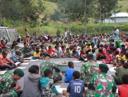 Merasa Nyaman, Masyarakat Lanny Jaya Papua Adakan Bakar Batu Rayakan Natal Bersama Satgas Yonif Mekanis Raider 412 Kostrad