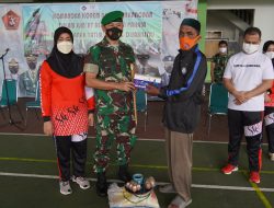 Komandan KOREM 061/SK Di Dampingi Ketua Persit Berikan Bantuan Kepada Ratusan Yatim dan Dhuafa
