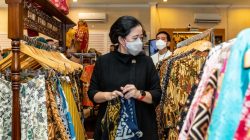 Kunjungi Pasar Laweyan Bersama Gibran, Puan: Kampung Batik Solo Harus Jadi Kebanggaan RI