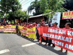Sopir – Sopir Dump Truck Menggelar Unjuk Rasa di Depan Mapolresta Banyuwangi