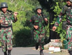 Prajurit Yonif Para Raider 433 Kostrad Latihan Lintas Medan dengan Beban