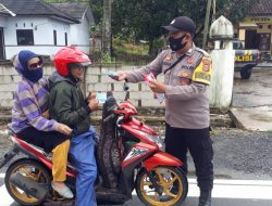 BHABINKAMTIBMAS POLSEK SUMUR BAGIKAN MASKER DI WILAYAH HUKUM KECAMATAN SUMUR