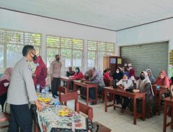 Personel Polsek Cikedal Pengamanan Vaksinasi di Sekolah Dasar