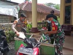 Babinsa Dampingi Pelaksanaan Pembagian PKH Berupa Sembako Kepada Masyarakat.