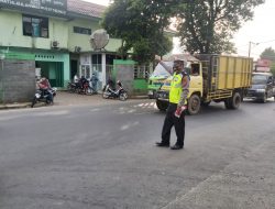 Wujudkan Kelancaran Lalulintas, Unit Lantas Polsek Menes Lakukan Pengaturan Di Pertigaan Cimanying