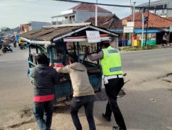 Piket Pelayanan Unit Lantas Polsek Pandeglang Bantu Evakuasi Motor R 3 Yang Mogok