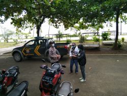 Polsek Sumur Bagikan Masker Gratis di Tempat Wisata Pantai