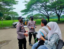 ANGGOTA POLSEK PAGELARAN BAGIKAN MASKER KEPADA PENGGUNA JALAN