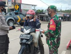 POLSEK MUNJUL BAGIKAN MASKER GRATIS DI AREA PASAR MUNJUL