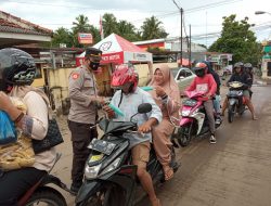 POLSEK BANJAR BAGIKAN MASKER KE PENGGUNA JALAN
