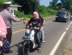POLSEK CARITA LAKSANAKAN  STRONG POINT PAGI SEKALIGUS BAGIKAN MASKER GRATIS
