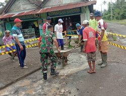 Babinsa Kalibarukulon Melaksanakan Pengecoran Jalan Desa
