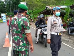 Babinsa Licin Bagikan Masker Gratis