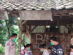 Polsek Muncang Polres Lebak mengadakan vaksinasi door-to-door di Desa Mekarwangi kecamatan Muncang Kabupaten Lebak