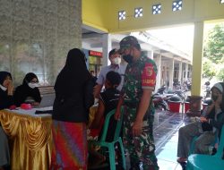 Babinsa Kabat Serka Eko Sulistiono Ikut Memberikan Rasa Aman Dan Nyaman Pada Warga Yang Vaksin