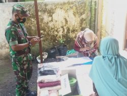 Babinsa Jambesari Bagikan Bantuan Secara Door To Door