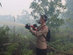 Kapolres Kubu Raya Akbp Jerrold H.Y Kumontoy, S.I.K, M.si Terjun Langsung Padamkan Kebakaran Lahan Di Dusun Kenanga Desa punggur Kecil