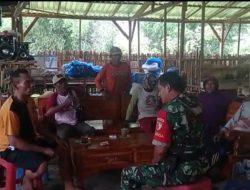 Babinsa Koramil Tegaldlimo Komsos Bangun Kebersamaan Dengan Warga