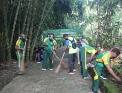 Sambut HUT ke-61 Kostrad Yonarmed 11 Kostrad Membersihkan Tempat Pemakaman Umum