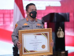 Kapolresta Banyuwangi Menerima Penghargaan Pelayanan Prima Lingkup Polri