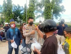 Kapolres Kubu Raya Bersama Mahasiswa Dan Elemen Masyarakat Di Kubu Raya Berbagi Takjil Ramadhan