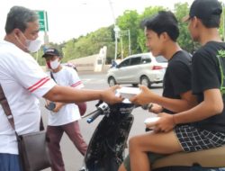 Berbagi Kasih Berkah Ramadhan Relawan The Erik Thohir Bekasi Bagikan 300 Paket Nasi Kotak Untuk Berbuka Puasa