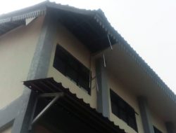 Bangunan Gedung Baru Dua Lantai Bagian Atap Ambruk